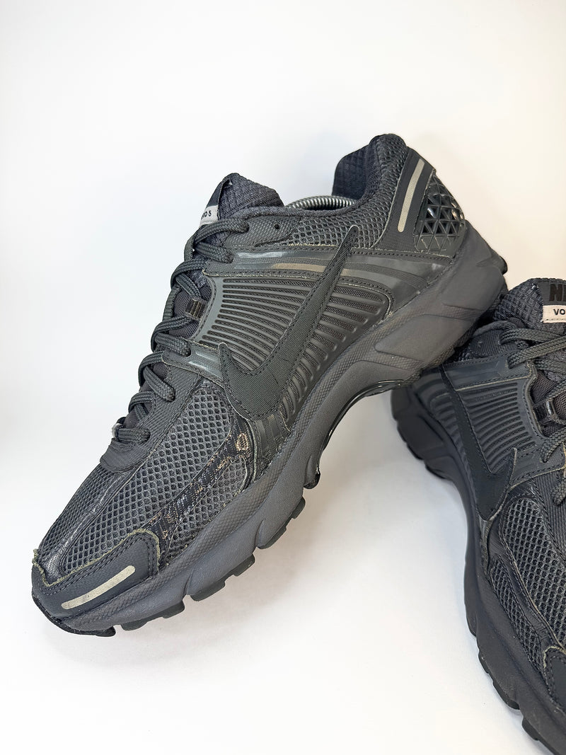 43 - Nike Zoom Vomero 5 Anthracite Black