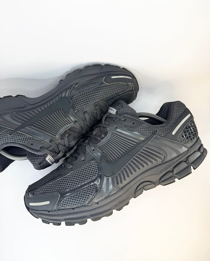 43 - Nike Zoom Vomero 5 Anthracite Black