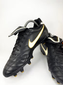 39 - Chuteira Nike Tiempo Natural Legend III Black White Gold (2010)