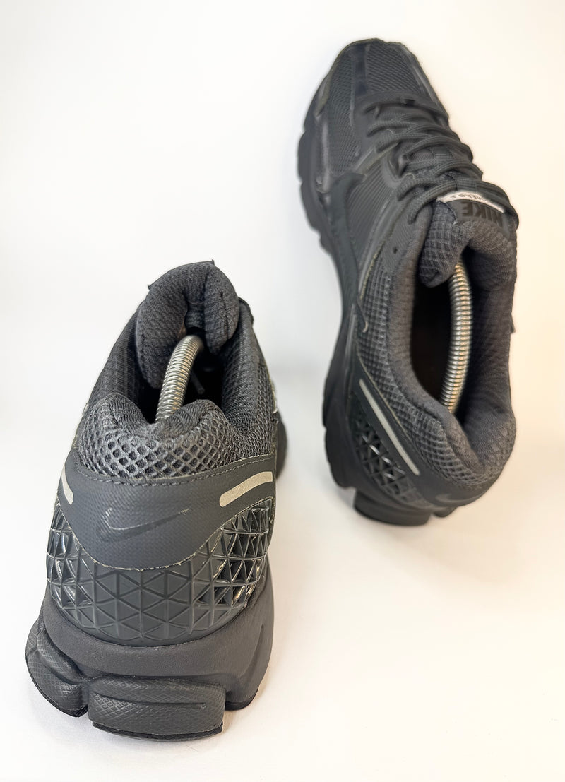 43 - Nike Zoom Vomero 5 Anthracite Black