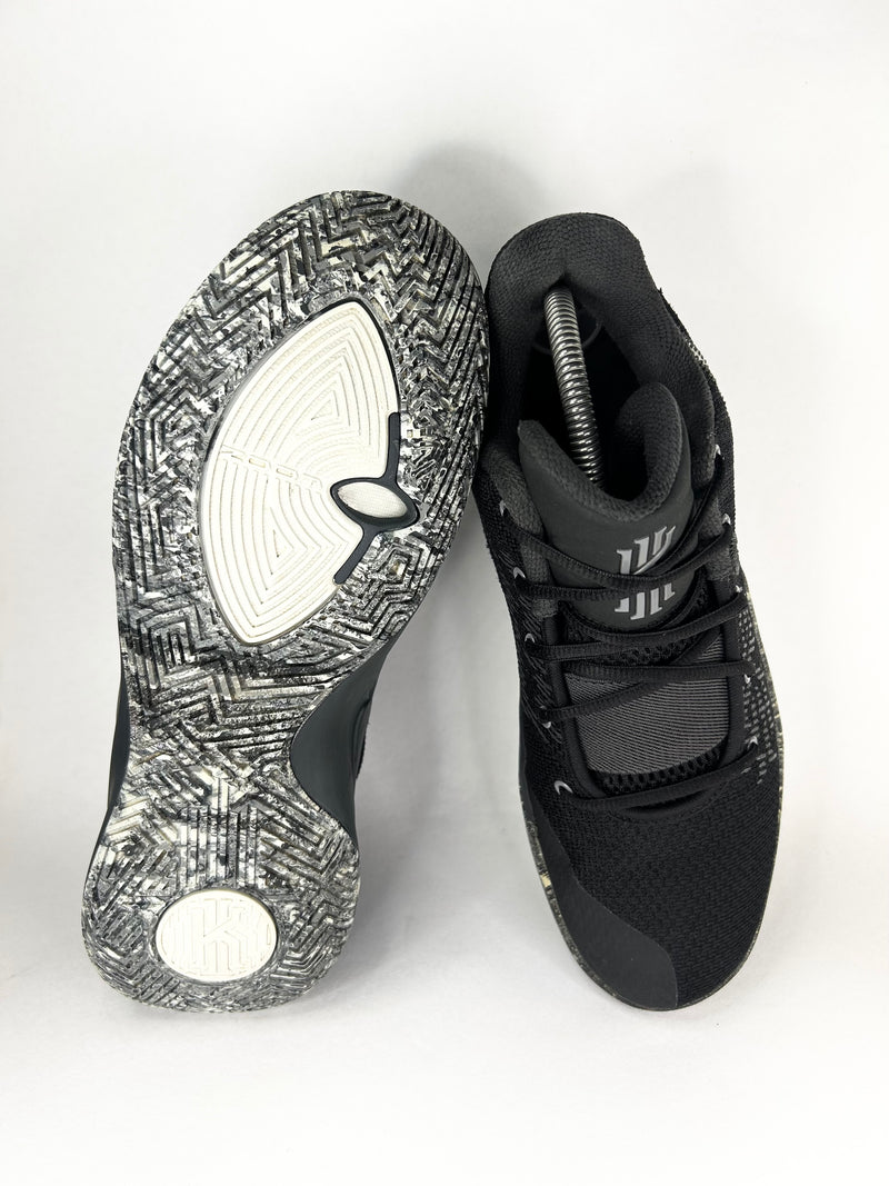 40 - Nike Kyrie Flytrap 2 Black Grey