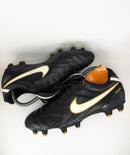 39 - Chuteira Nike Tiempo Natural Legend III Black White Gold (2010)